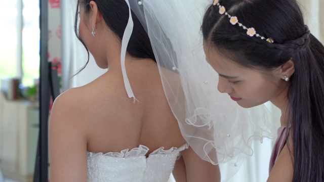 快乐的新娘和新郎在婚礼上准备和寻找特别的礼服结婚。视频素材