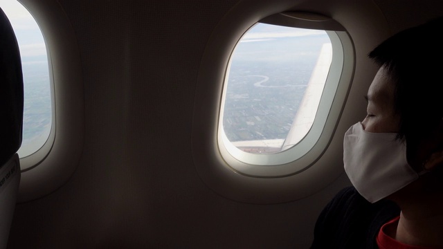 女乘客在飞机上戴口罩视频素材