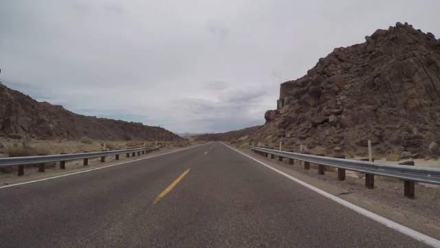加利福尼亚的暑假:POV车开在死亡谷国家公园的道路上视频下载