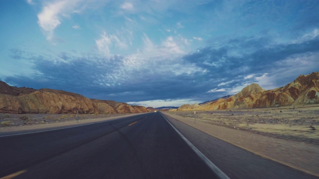 加利福尼亚的暑假:POV车开在死亡谷国家公园的道路上视频素材