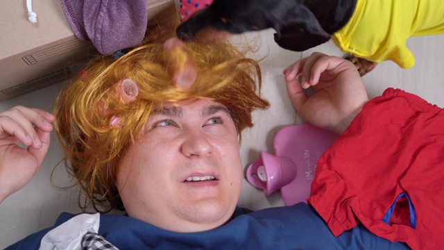 一个戴着破旧假发，带着粉色卷发器的疯子躺在地板上，到处都是东西和电热垫。试着把东西整理好，储存在小公寓里。收集的心理问题视频下载