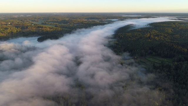 鸟瞰图在一个多雾的农村地区视频下载