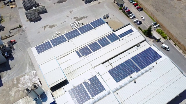 太阳能电池板鸟瞰图的屋顶上的一个大型自给自足的存储设施视频素材
