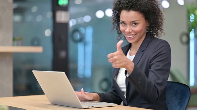 在笔记本电脑上工作的非洲女商人竖起大拇指视频素材