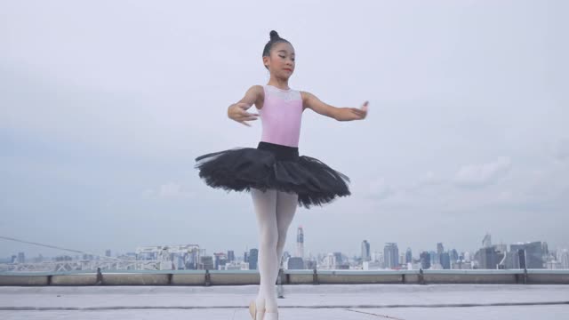 年轻的芭蕾舞演员和芭蕾舞演员在楼顶跳舞，优雅的女子在芭蕾舞中旋转视频下载