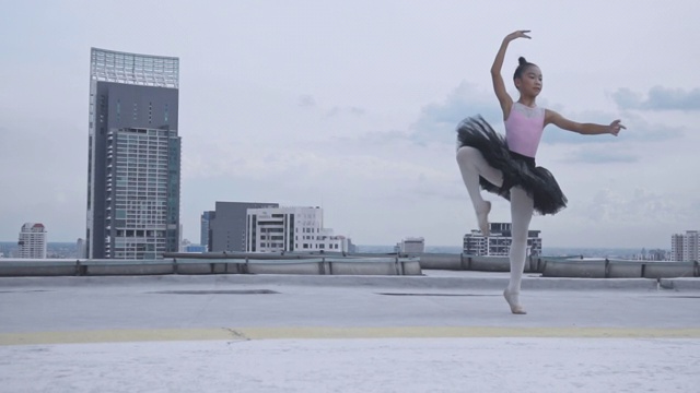 年轻的女芭蕾舞者在楼顶跳舞，优雅的女子在芭蕾舞中旋转视频下载