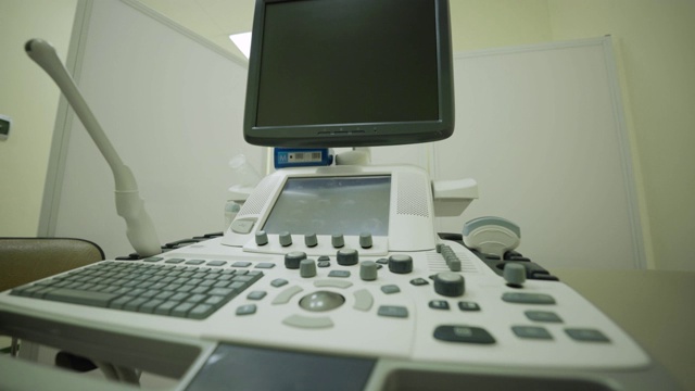 在私人诊所对病人进行体检之前，由专科医生在办公室进行超声波检查。人体内部器官疾病的检测和治疗。空房间,没人视频下载