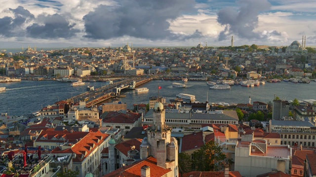 从加拉塔俯瞰伊斯坦布尔的日落。许多渡船在金角。伊斯坦布尔城市的西部视频素材
