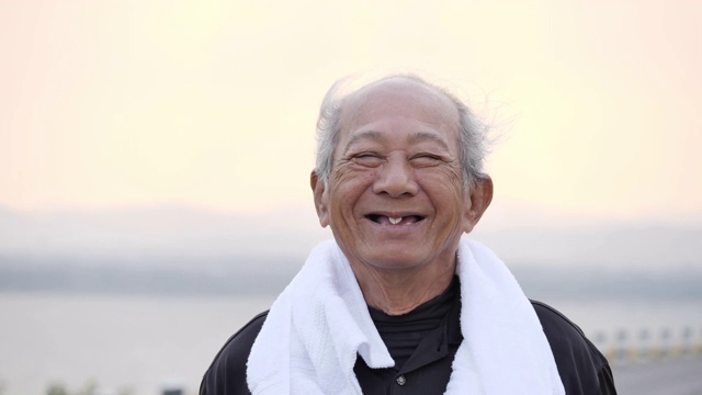 亚洲老人锻炼快乐微笑视频下载