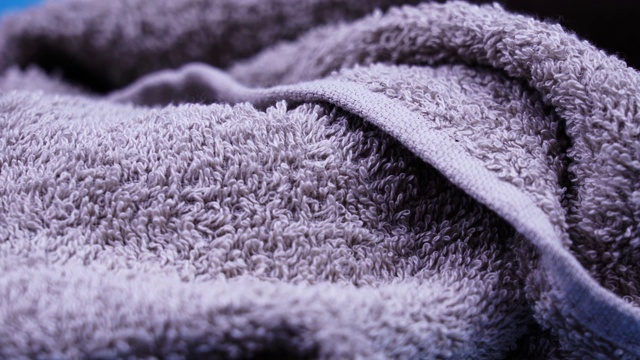 柔软的毛巾布紫色躺旋转特写视频素材