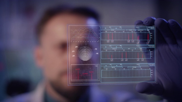 研究DNA突变的科学家。手持虚拟触摸屏视频素材