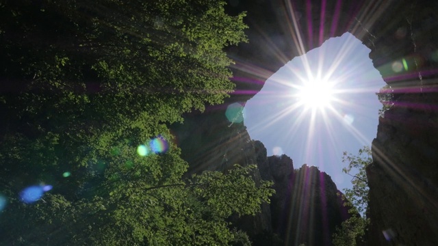 慢镜头太阳耀斑穿过弗拉特纳大门视频下载