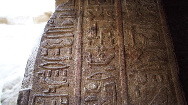 埃及文字详细说明了荷鲁斯神庙的象形文字视频下载