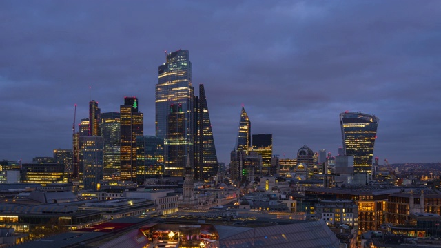 黄昏时分的伦敦商业区天际线- 4k延时视频下载