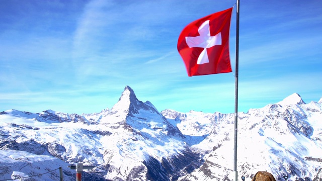 世界著名的马特洪峰，上面挂着瑞士国旗视频下载