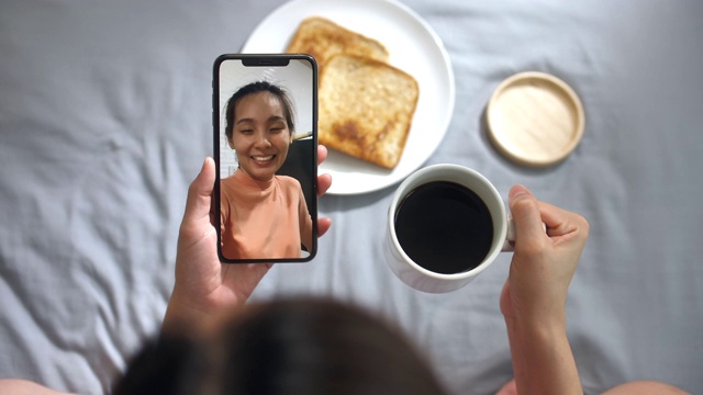亚洲女性正在智能手机上进行视频通话视频素材
