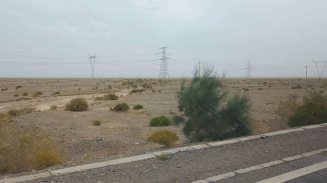 汽车在戈壁沙漠上行驶视频素材