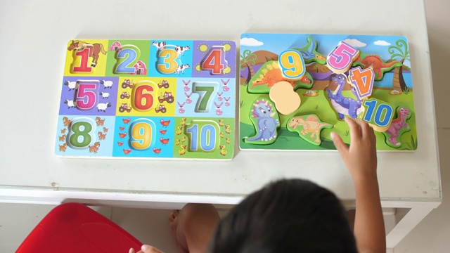 亚洲男孩玩和学习字母和数字玩具视频下载