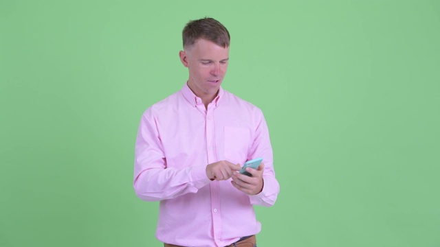 一个穿着粉红色衬衫的商人的肖像视频素材