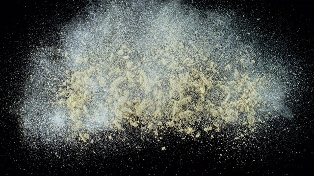 SLO MO LD金色和银色的灰尘落在黑色的表面，创造了数字“2024”视频下载