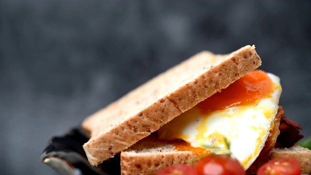 健康早餐三明治食物围绕视频素材