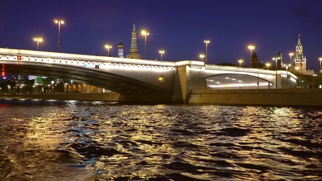 从游船到莫斯科的景色，位于莫斯科河岸的克里姆林宫墙的全景视频素材