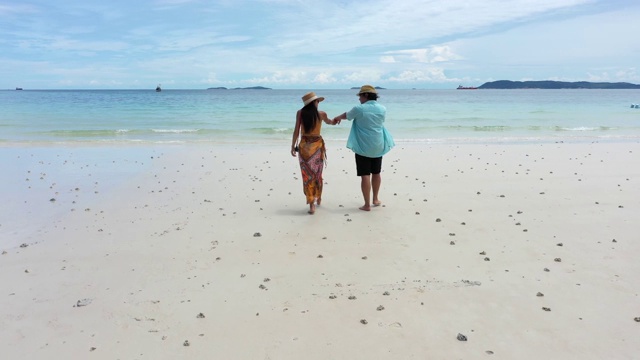 航拍一对年轻的情侣在泰国的海滩上享受视频素材