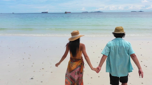 航拍一对年轻的情侣在泰国的海滩上享受视频素材