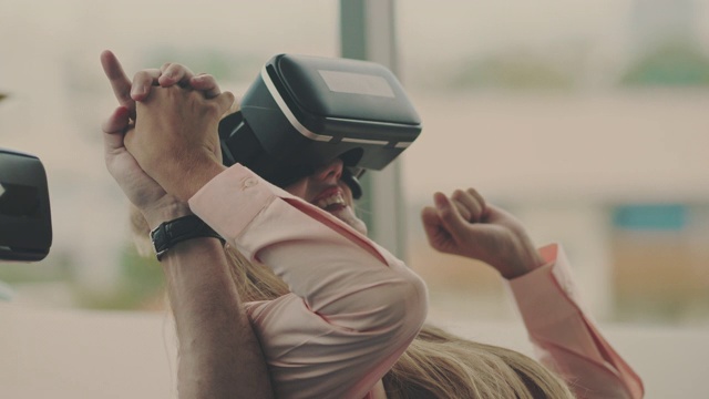 5G生活:戴VR 3d眼镜的情侣视频下载