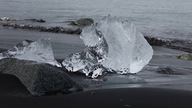 冰被冲到了冰岛的黑沙滩上视频下载