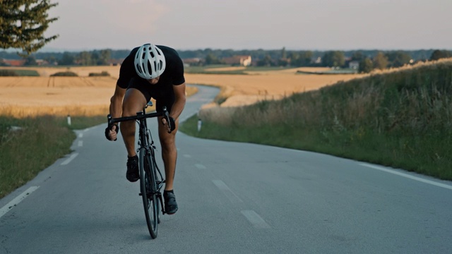 SLO MO职业自行车手通过乡村向山上冲刺视频素材