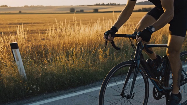 SLO MO休闲自行车运动员在日落的乡村短跑视频素材