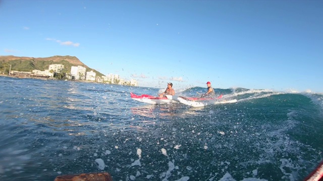 在钻石头，威基基，火奴鲁鲁，瓦胡岛，夏威夷的独木舟划桨冲浪。视频下载
