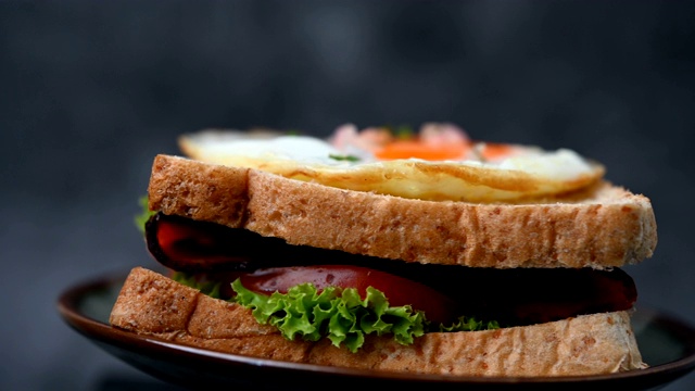 健康早餐三明治食物围绕视频素材
