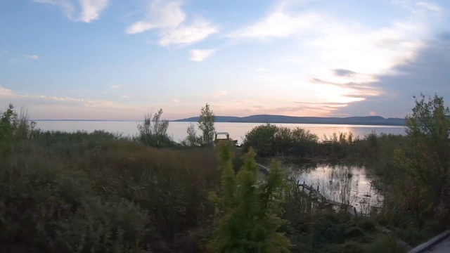 从火车上观看巴拉顿湖附近美丽的匈牙利风景视频下载