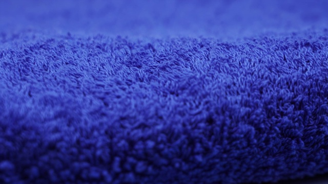 时尚的大海军蓝毛巾布毛巾躺和旋转视频素材