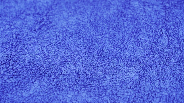 柔软的蓝色毛巾布质地大毛巾旋转视频素材
