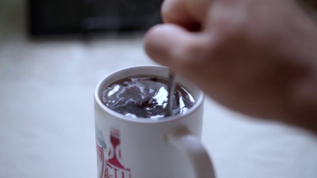 一杯茶。用勺子搅拌茶视频素材