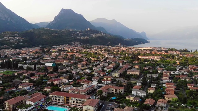 意大利加尔达湖上的Maderno城鸟瞰图视频下载