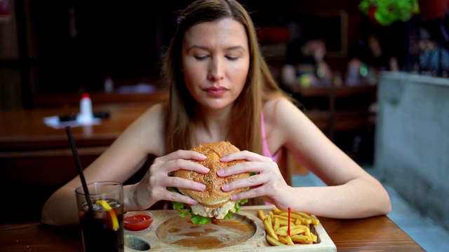 女人吃汉堡视频素材
