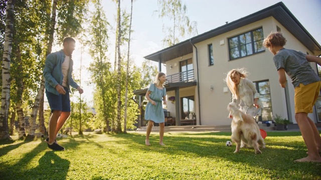 微笑美丽的四口之家与快乐金毛猎犬在后院草坪上玩飞盘。田园诗般的家庭与忠诚的纯种狗在户外避暑别墅的乐趣。手持拍摄低视频素材
