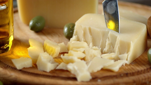 将帕尔玛干酪切成薄片，放在木砧板上，慢慢旋转。视频下载
