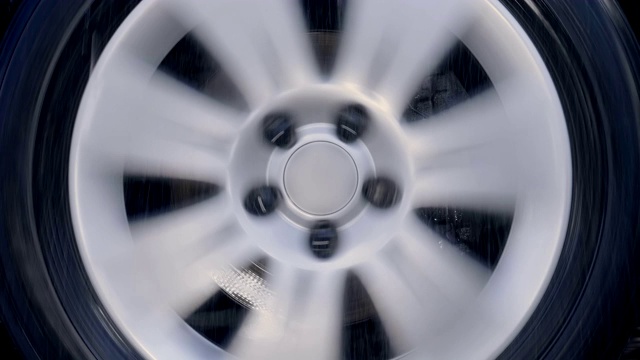 银色边缘的汽车车轮在雨滴中行驶视频素材