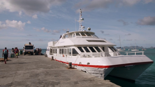 鱼鹰渡轮停靠在卡里亚库，格林纳达，西印度群岛，加勒比，中美洲视频下载