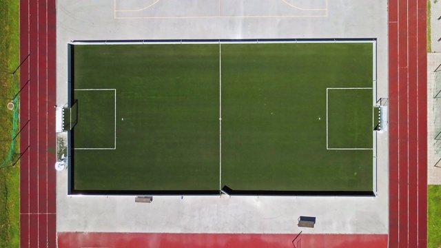 顶部鸟瞰图的足球场在体育竞技体育场视频下载