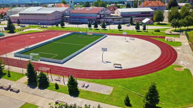 鸟瞰图的空篮球场在体育康乐中心在日落视频下载