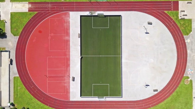 顶部鸟瞰图的体育运动和娱乐中心与跑道，足球和篮球视频下载