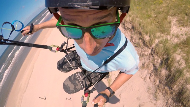 近距离的滑翔伞飞行员在沙丘飞行视频下载