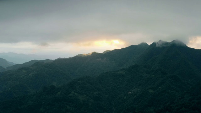 中国陕西秦岭山景鸟瞰图。视频素材