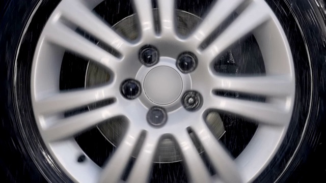 一个有着闪亮银色边缘的汽车轮子可以转动，可以右转，也可以左转视频下载